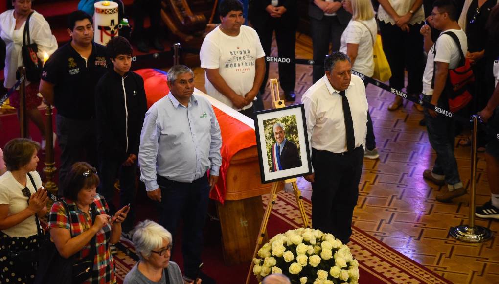 Un grupo de los 33 mineros rescatados en 2010, bajo el primer mandato de Piñera, hicieron guardia junto al féretro del exmandatario. 