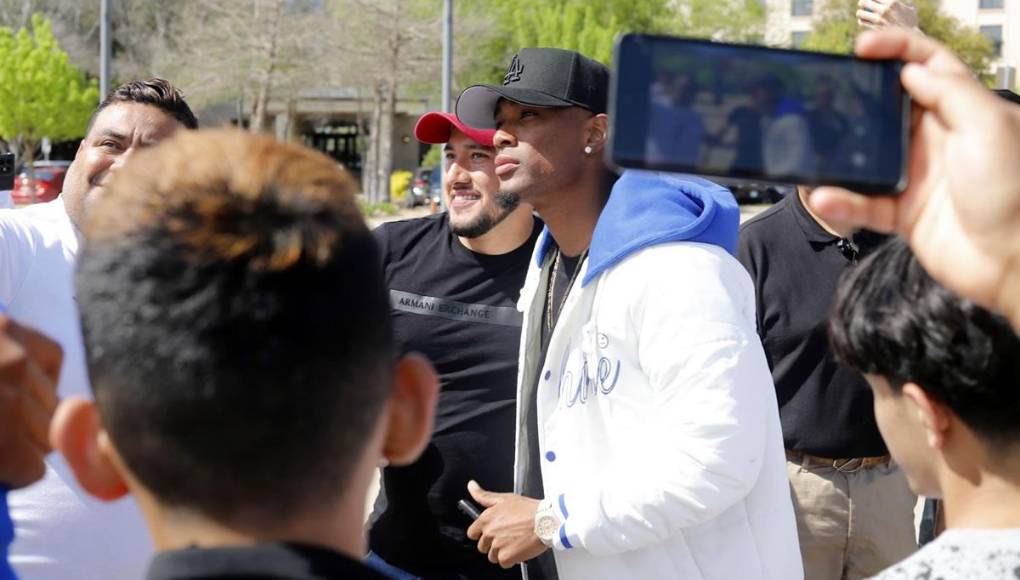 El volante del Toronto FC también se tomó fotografías con los compatriotas que llegaron al hotel de concentración de la Selección Nacional.