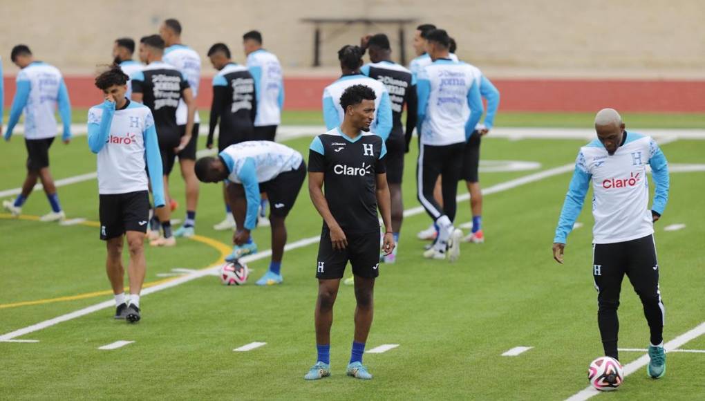Deybi Flores y David Ruiz no entrenaron con el resto del plantel, ambos caminaron después a la orilla de la cancha.