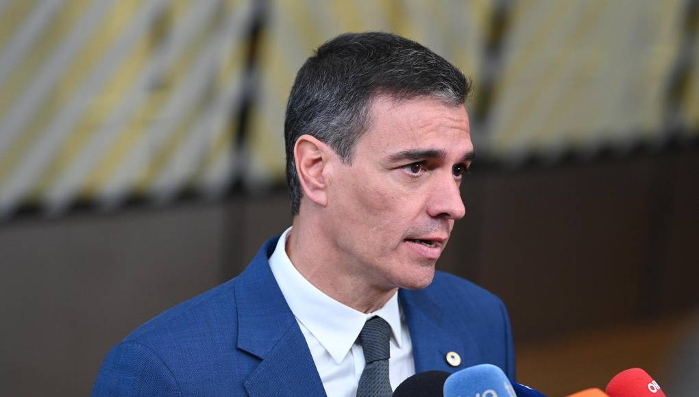 Totalmente por sorpresa, Sánchez informó el miércoles en una carta que cancelaba todos sus compromisos públicos hasta el lunes, cuando revelará si dimite, harto de los ataques de la oposición a su esposa, Begoña Gómez, por su presunta relación profesional con empresas que recibieron ayudas públicas. 