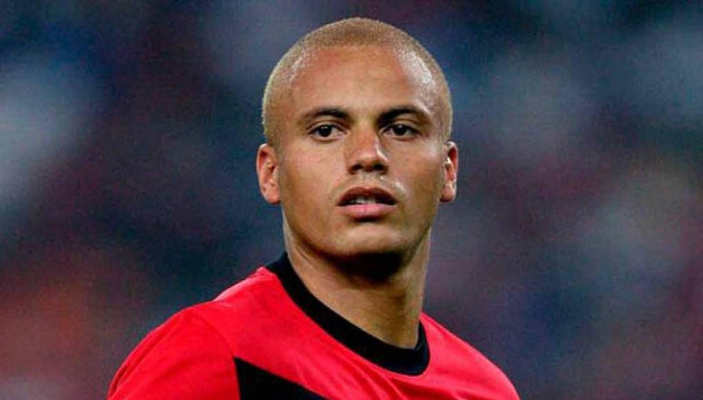 El exdefensor llegó a tener 10 millones de euros por su carrera y ahora habla por primera vez desde que lo declararon en bancarrota en 2023 tras separarse de su esposa Leanne Wassell, con la que se casó en 2009 y tuvo tres hijas.