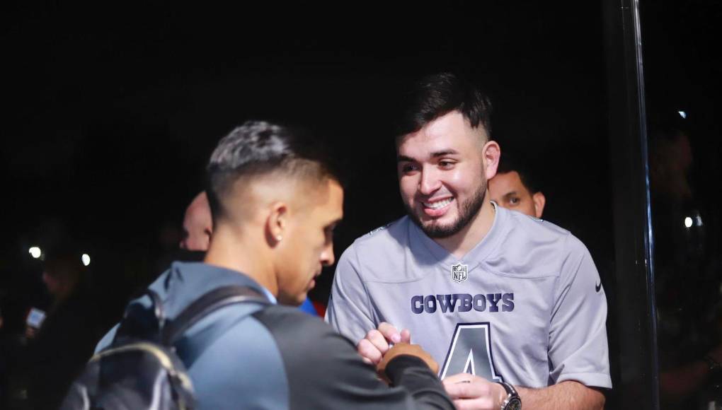 El detalle de los seleccionados con los catrachos presentes en las instalaciones. 