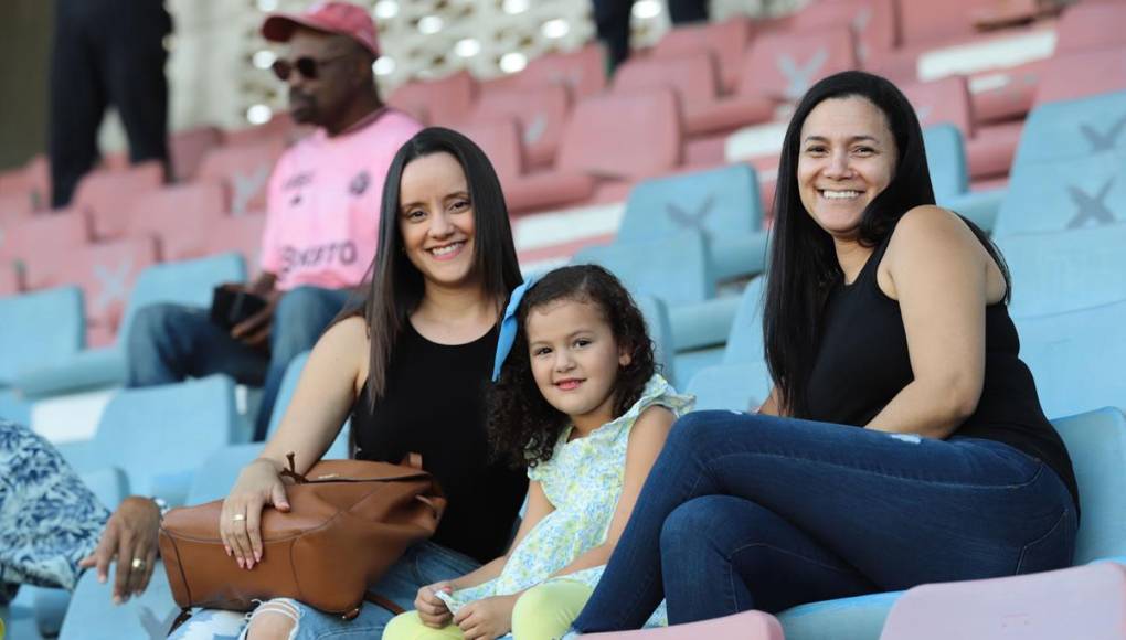 En el estadio Ceibeño, estas aficionadas asistieron para ver el partido entre Victoria y Real España.