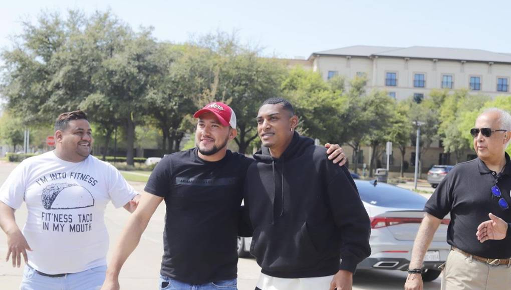 Joseph Rosales posó con aficionados para fotos que le pidieron antes de ingresar al hotel de concentración de la Selección de Honduras.