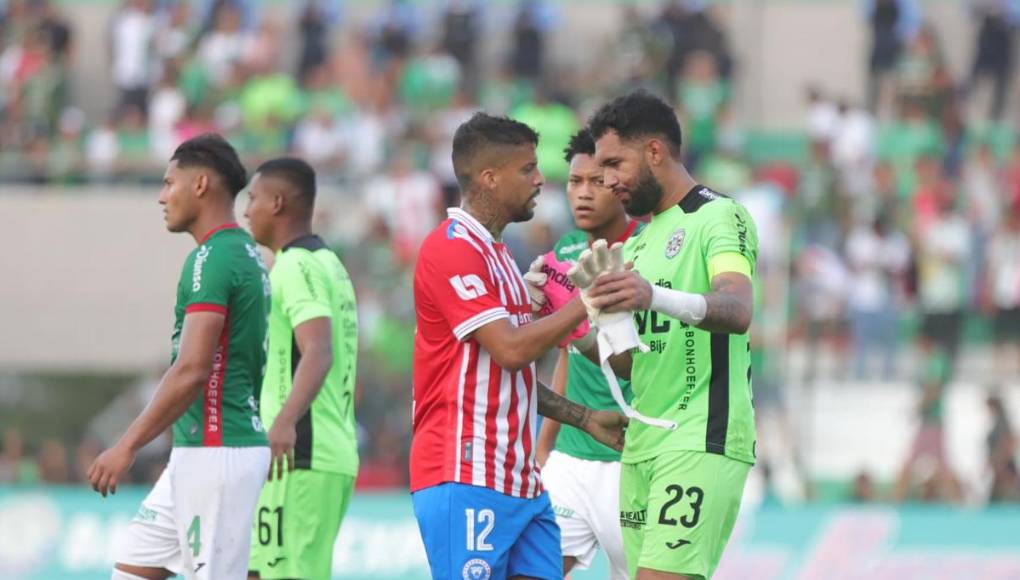 El brasileño Gabriel Araújo se abraza con el panameño César Samudio al final del partido. ¡Esto es el Fair Play!