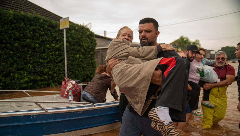 Después de visitar la región afectada el jueves, el presidente de Brasil, Luiz Inácio Lula da Silva, viaja otra vez este domingo a Rio Grande do Sul para dar seguimiento a la respuesta a la emergencia, para la cual el Gobierno ha desplegado a un millar de militares para ayudar al Ejecutivo regional.