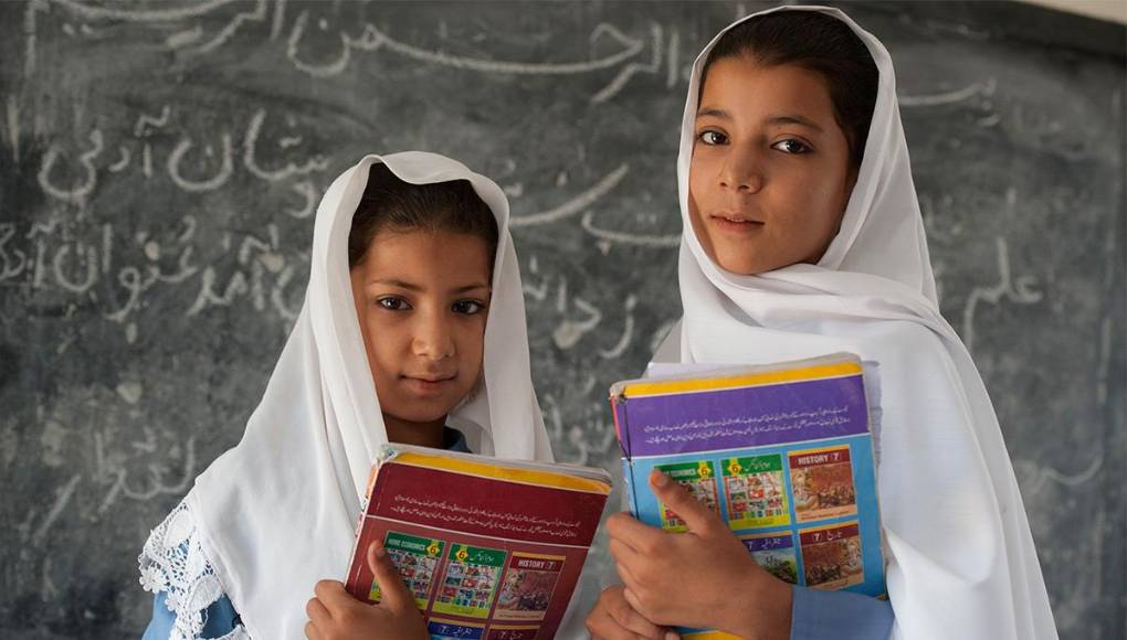 Durante meses, Gómez e Iglesias estuvieron en constante comunicación con Aniqa a través de Zoom, tanto para descubrir los detalles de su historia como para desarrollar esa relación de confianza con ella y asegurar que el proyecto se pudiese realizar ya que las directoras sólo viajarían una vez a Baltistán para rodar. Lo que las dos realizadoras descubrieron en la historia de Aniqa fue “algo que es muy universal”.