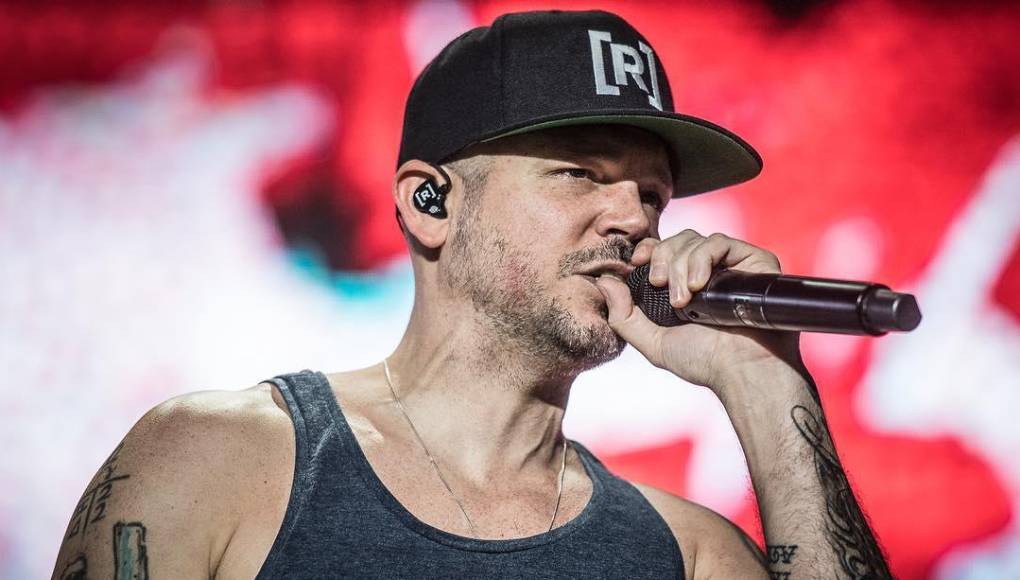 El álbum incluye varios videos musicales que el propio Residente ha dirigido y protagonizado, entre ellos, ‘This Is Not America’, ‘René’, ‘Quiero ser baladista’ con Ricky Martin, ‘Problema Cabrón’ con WOS, ‘Ron En El Piso’ y su más reciente, ‘313’ con Penélope Cruz y Silvia Pérez Cruz.