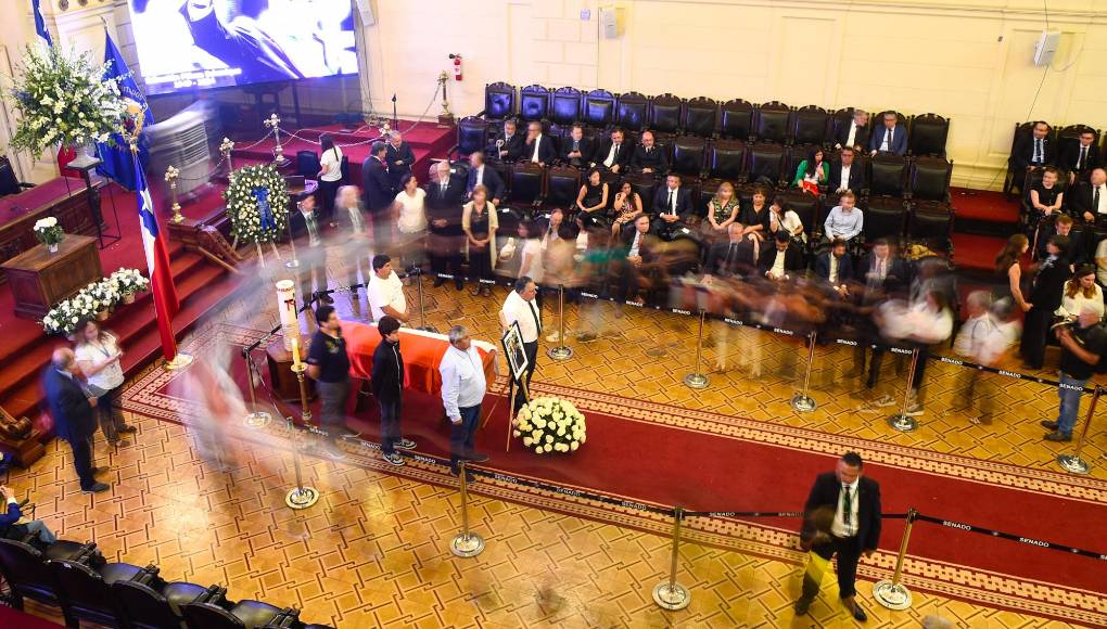 <b>Piñera</b> había viajado esta semana a su casa en Lago Ranco, un lugar rodeado de bosques junto al inmenso lago, situado a 920 km al sur de Santiago, donde gestionó reuniones con sus exministros para ayudar a la reconstrucción de Valparaíso, arrasada por incendios que han dejado 131 muertos.