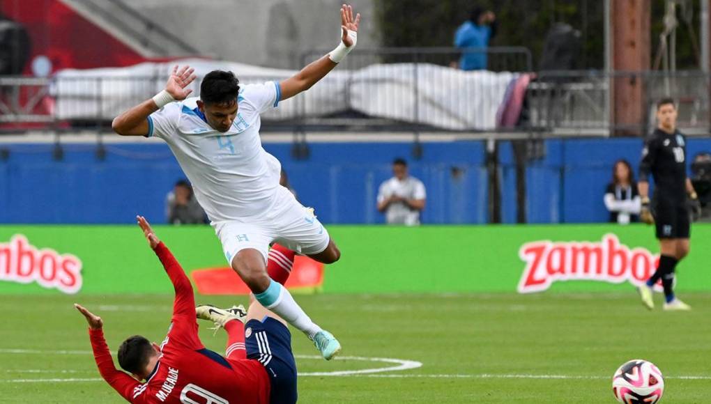 Luis Vega - El central izquierdo padeció la dinámica de los jugadores ofensivos de Costa Rica y por momentos no evidenció buena comunicación con Marcelo Santos. En el tercer gol tico dejó un hueco que aprovechó Madrigal con un latigazo.
