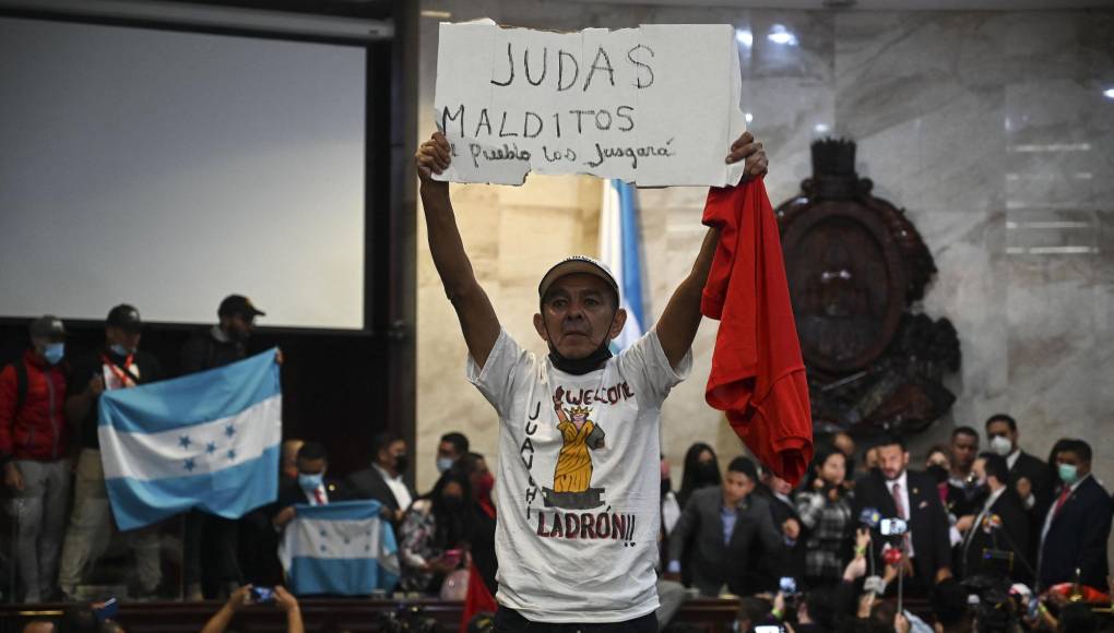 Congreso de Honduras inaugura período entre golpes, gritos y rebelión contra Xiomara Castro