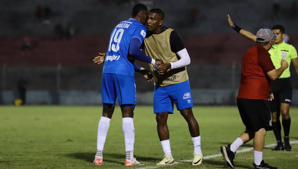 Yustin Arboleda también lo celebró con Brayan Beckeles, quien recientemente renovó contrato con el Olimpia.