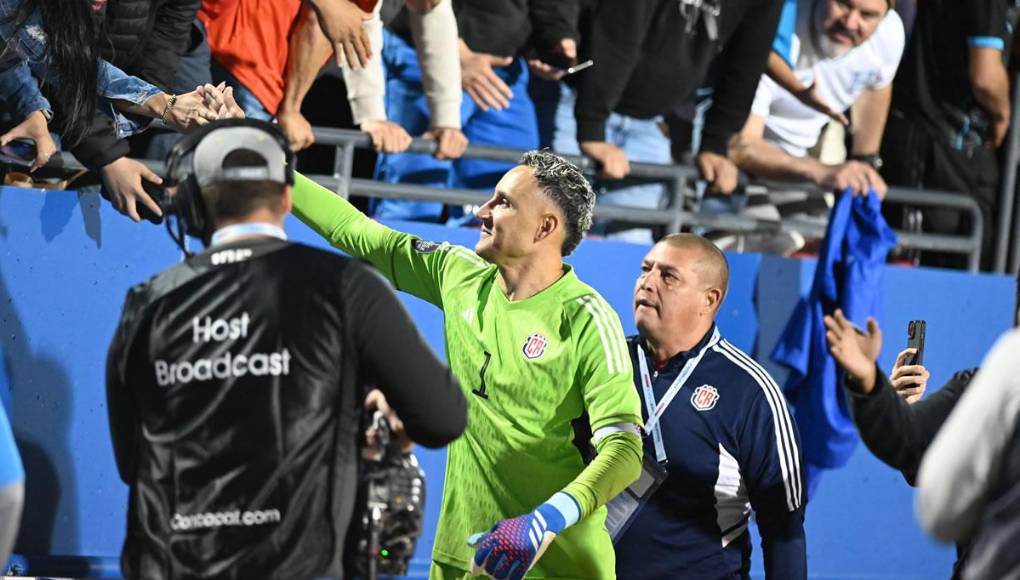 Keylor Navas se acercó a las gradas a saludar a los aficionados de ambas selecciones.