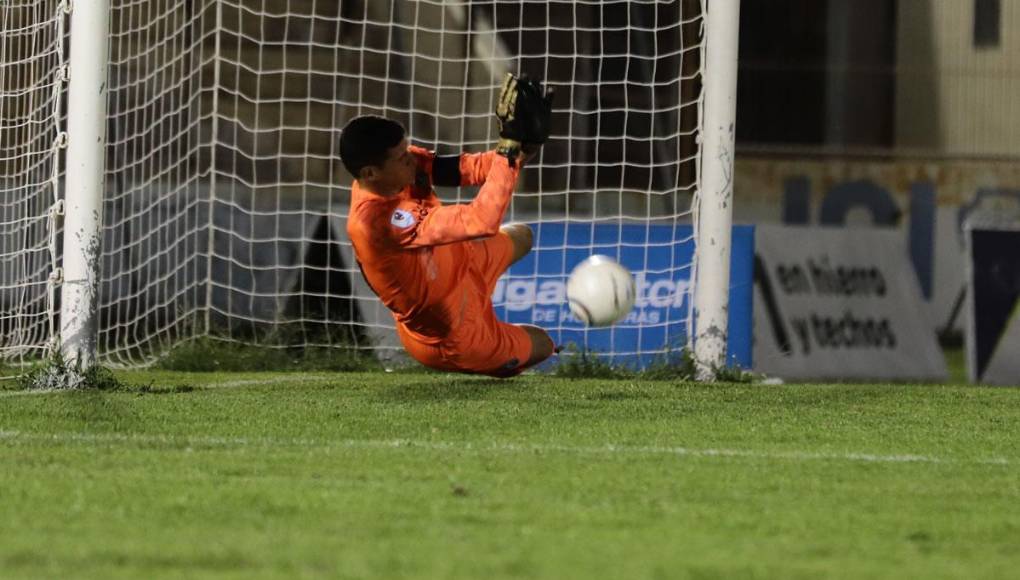 Jonathan Rougier le detuvo este penal a Diego Rodríguez para en el primer tiempo.