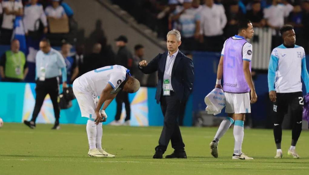 Reinaldo Rueda se metió al campo al final del partido y consoló a sus jugadores tras quedar fuera de la Copa América 2024.
