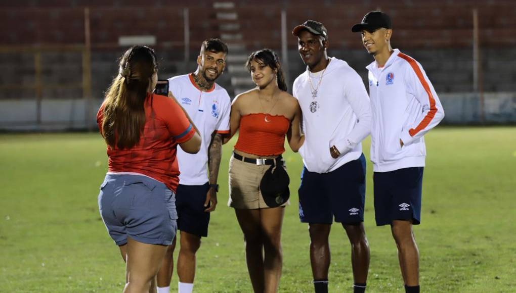 En el estadio Ceibeño, Gabriel Araújo, Brayan Beckeles y Yan Maciel se tomaron fotos con estas aficionadas antes del inicio del partido Vida-Olimpia.
