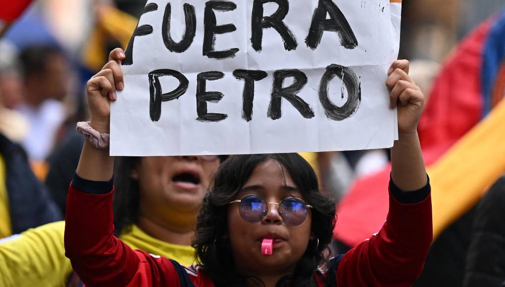 Pancartas con las frases “Fuera Petro”, “La salud es de todos”, “Todos somos pacientes”, “Colombia no quiere constituyente” o “No a la destrucción de Colombia” fueron el común denominador en las manifestaciones, que transcurrieron sin incidentes.