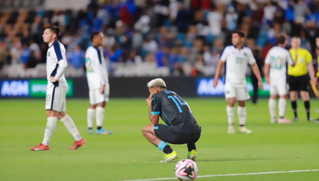 Los rostros caídos de la Selección de Honduras tras el empate 1-1 ante El Salvador. 