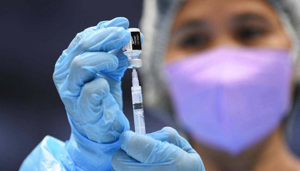 Pfizer inicia desarrollo de una versión de su vacuna anticovid contra ómicron