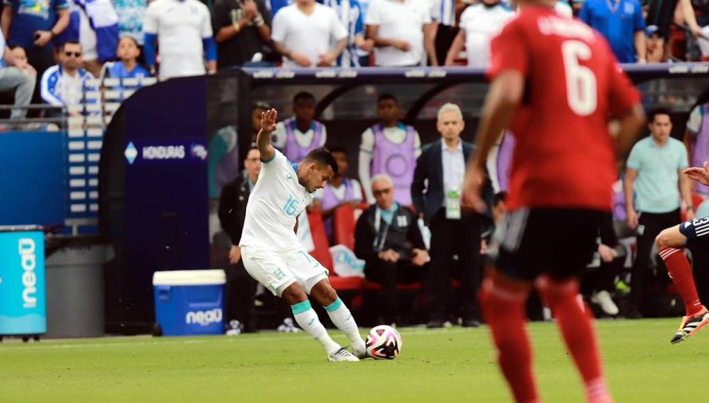 Edwin Rodríguez - Jugó de mediapunta, pero pareció no sentirse cómodo. Por momentos tomaba la punta para ir a presionar y también se desplazaba hacia los costados, pero no pesó en el partido. El Garrobo tampoco evidenció su buena pegada.