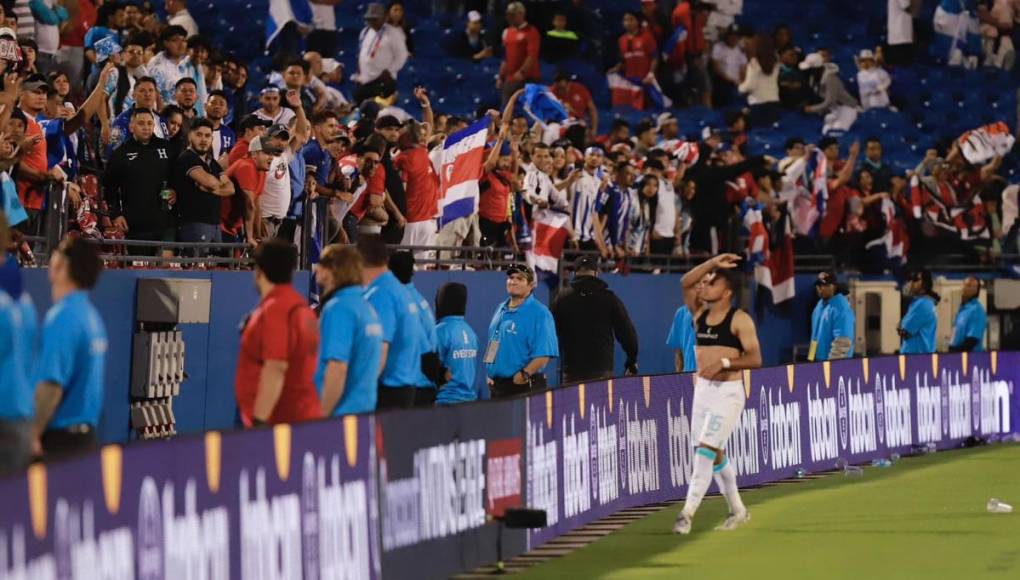 Tras el partido, Edwin Rodríguez se acercó a las gradas y regaló su camiseta a un hincha hondureño.