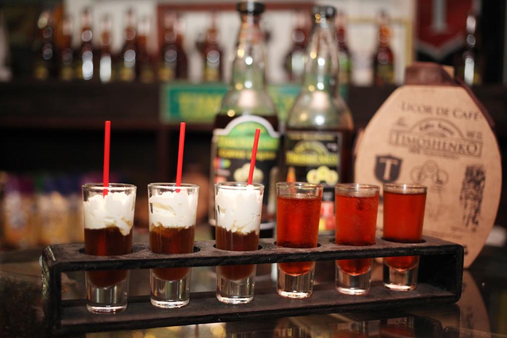 <i>La bebida tradicional a base de café, es un poco amarga, por lo tanto se recomienda servir en una copa un shot de café y llenar el resto con crema chantilly, así se disfruta mejor este sabor tan autóctono de Santa Rosa de Copán. Las personas pueden degustar este licor helado o al tiempo, todo es al gusto de la persona o bien pueden mezclarlo con solo un poco de crema chantilly.Esta bebida fue creada por Micaela Peña, y con sabor autóctono de Honduras en el año 1940.</i>