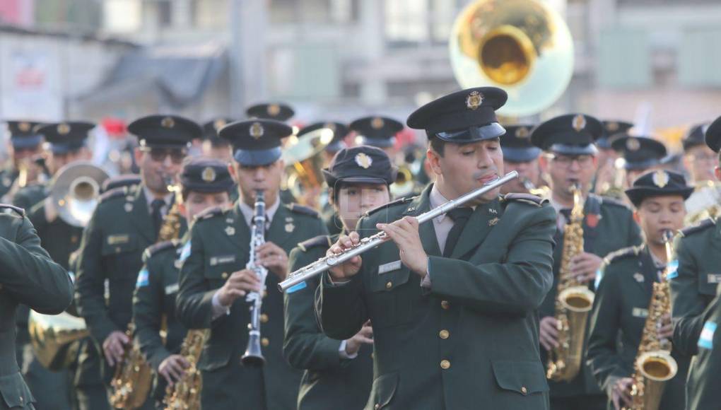 Elegancia, honor y aplomo, las Fuerzas Armadas se lucen en el Día de Independencia