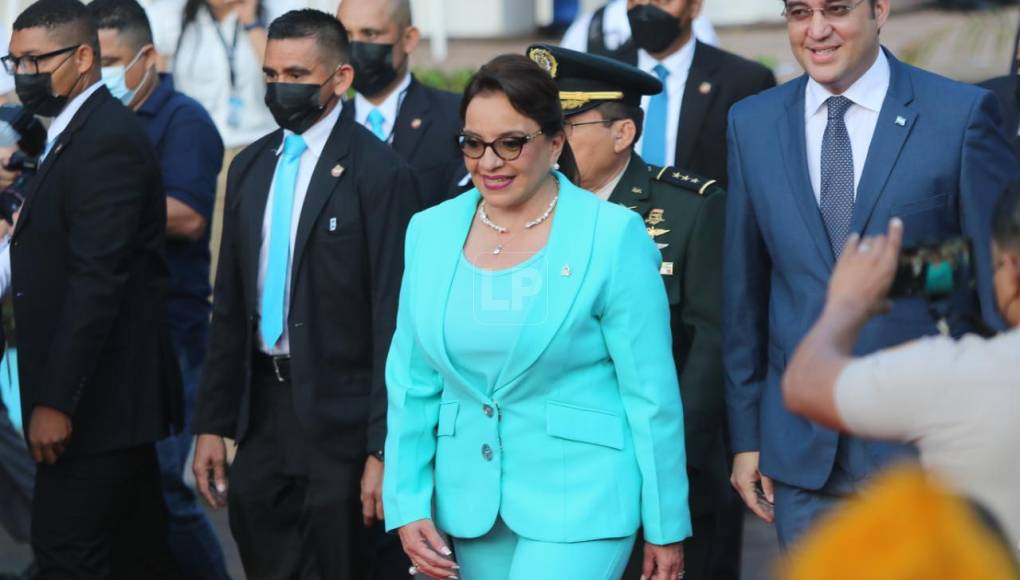 La presidenta de Honduras, Xiomara Castro, resaltó con su vestido azul turquesa. 