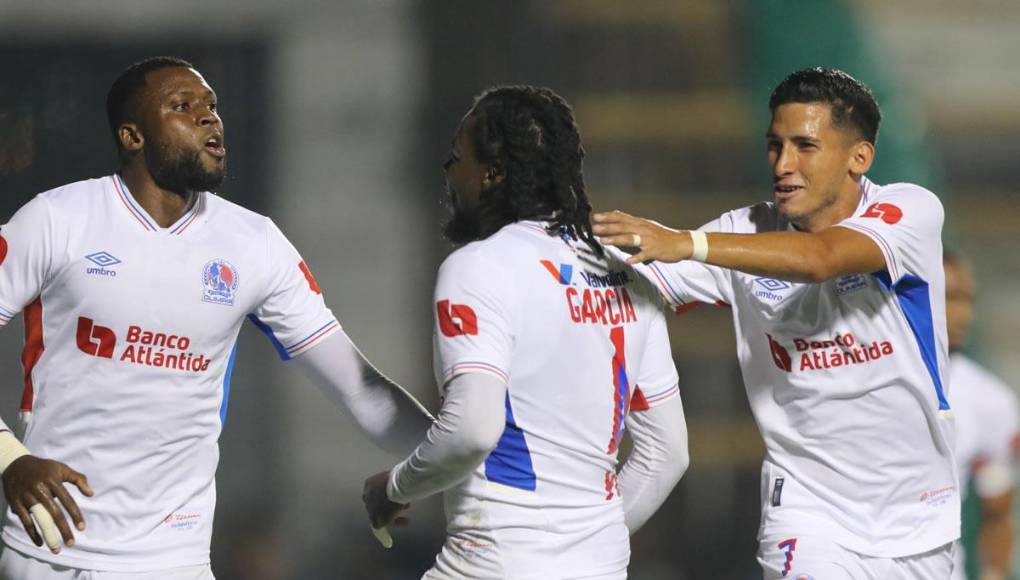 José García conectó un cabezazo para el 1-0 del Olimpia. Se le fueron encima sus compañeros.