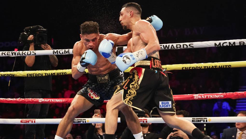 En el round 11: Teófimo López conectó una buena derecha, que abrió el corte de Jamaine Ortiz, quien no dejó de caminar.