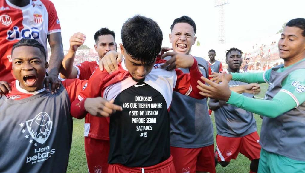 ”Dichosos los que tienen hambre y sed de justicia, porque serán los saciados”, dice el mensaje de Clever Portillo en dardo directo a los Lobos UPN. Es de recalcar que, previo al choque de ida del repechaje, los dos equipos se lanzaron dardos en redes sociales.