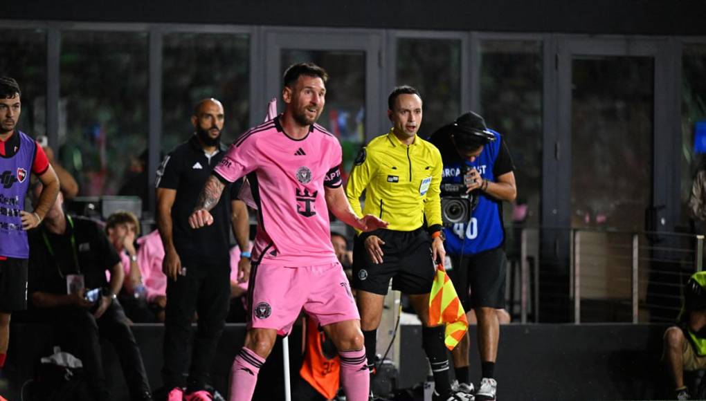 Una imagen que habla por sí sola: Messi cobrando un córner y al fondo, su guardaespaldas Yassine Chueko, cuidándolo.