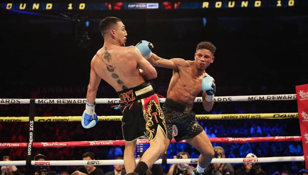 El segundo round se lo llevó Jamaine Ortiz, que conectó buenos golpes al pecho de Teófimo López. Fueron 9 para el hondureño 9 y 10 para el estadounidense.