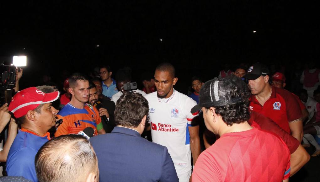 “Nos vamos a quedar en la cancha hasta que vuelva la energía eléctrica”, fueron las palabras de Jerry Bengtson al comisario.