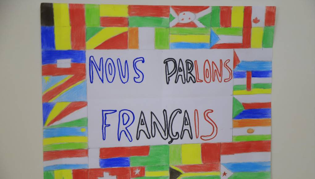 Arte muestra diferentes banderas de varios países en referencia de la hermandad con la hermana república de Francia.