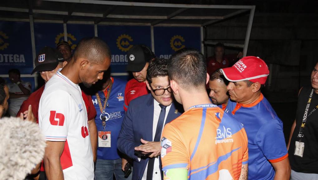 El comisario les explicó a Jerry y Oliver Morazán, capitanes de ambos clubes, que el juego iba a darse por finalizado al cumplirse el haber transcurrido el tiempo avalado por el reglamento.