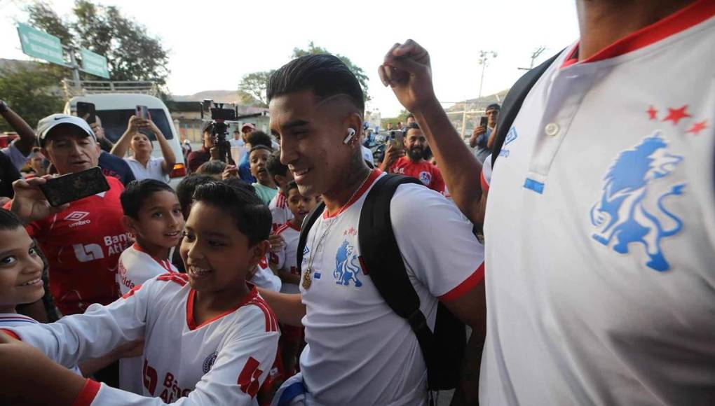 Michaell Chirinos fue uno de los futbolistas más ovacionados en su llegada al estadio Nacional Chelato Uclés. El olimpismo está ilusionado con lograr un nuevo título.