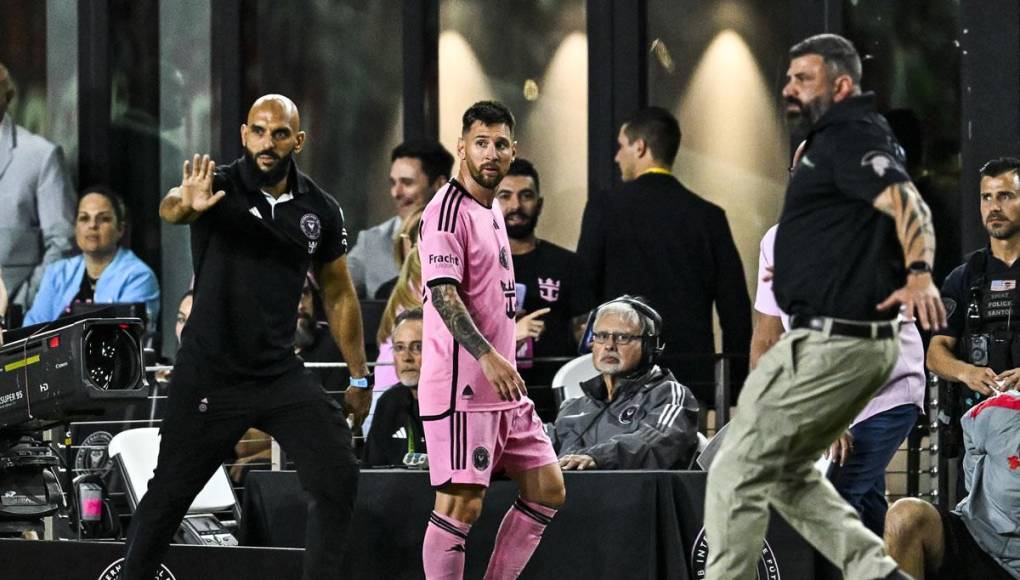 Un aficionado se metió al campo cuando Messi estaba saliendo de cambio y el guardaespaldas del jugador argentino ya estaba atento para detenerlo.