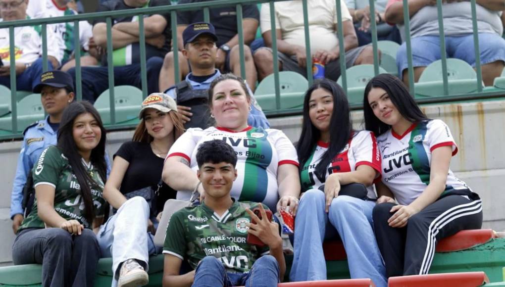 Bellas chicas y la fiesta del Yankel: ambientazo en el Marathón vs Génesis