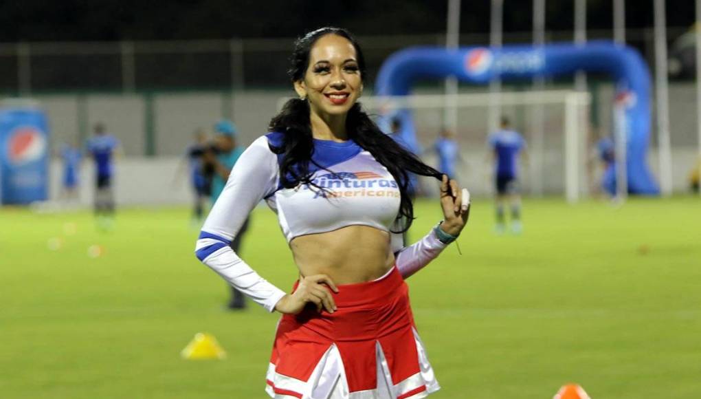Esta bella edecán también cautivó en la cancha del estadio Carlos Miranda.