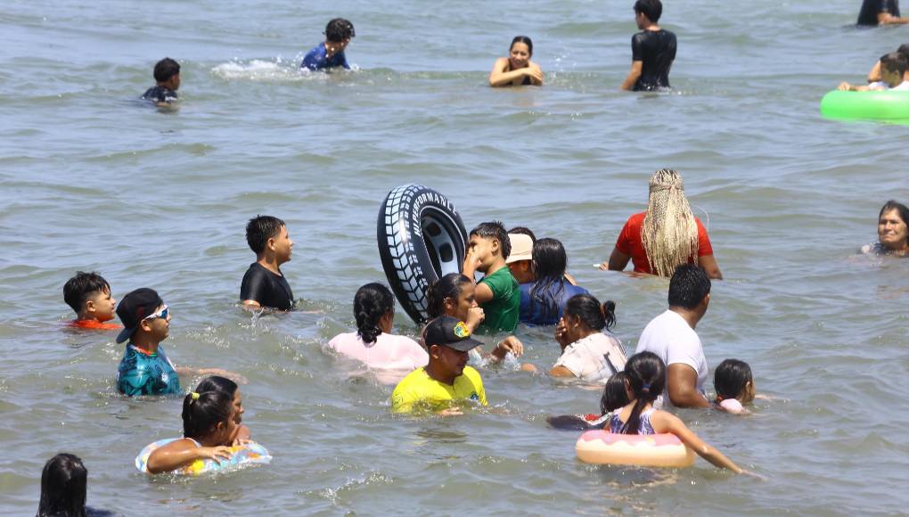 Dadas las altas temperaturas de calor en el norte de Honduras, los hondureños ya buscan un escape en las aguas de las diferentes costas del país, donde en familia realizan paseos en lancha. 