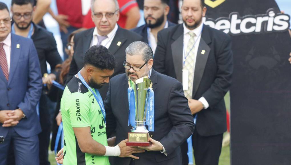 El guardameta panameño, César Samudio, tomó el trofeo como subcampeón del Torneo Clausura 2024 de la Liga Nacional de Honduras. 