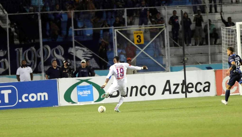 Yustin Arboleda marcando el segundo gol del Olimpia y todas las miradas puestas sobre él.