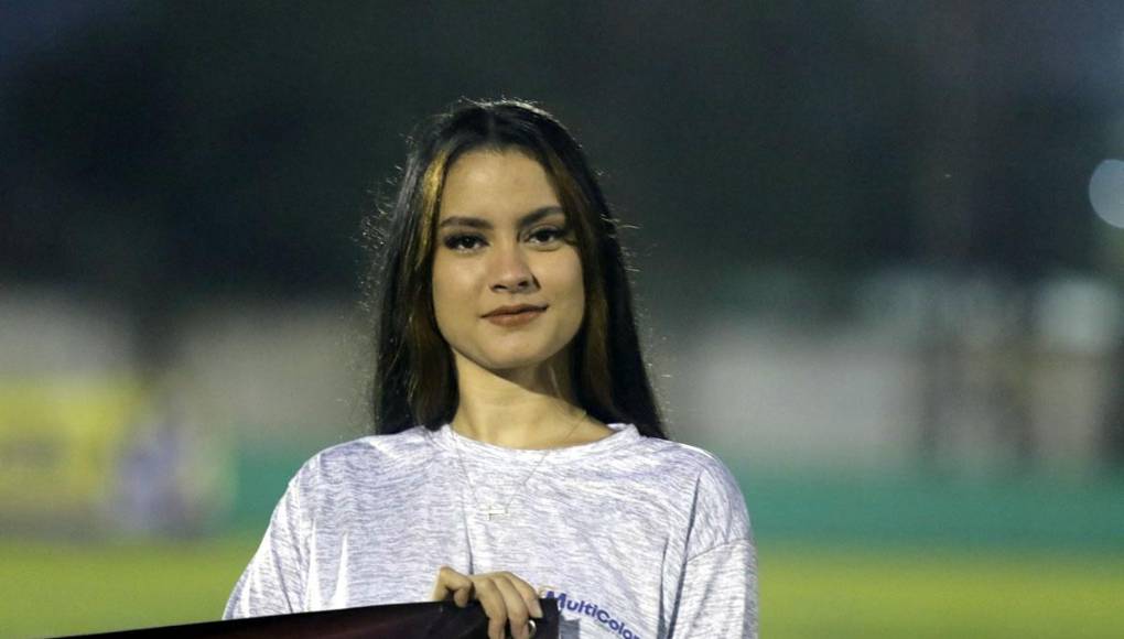 Esta guapa edecán, posando para el lente de Diario La Prensa en el estadio Rubén Deras de Choloma.