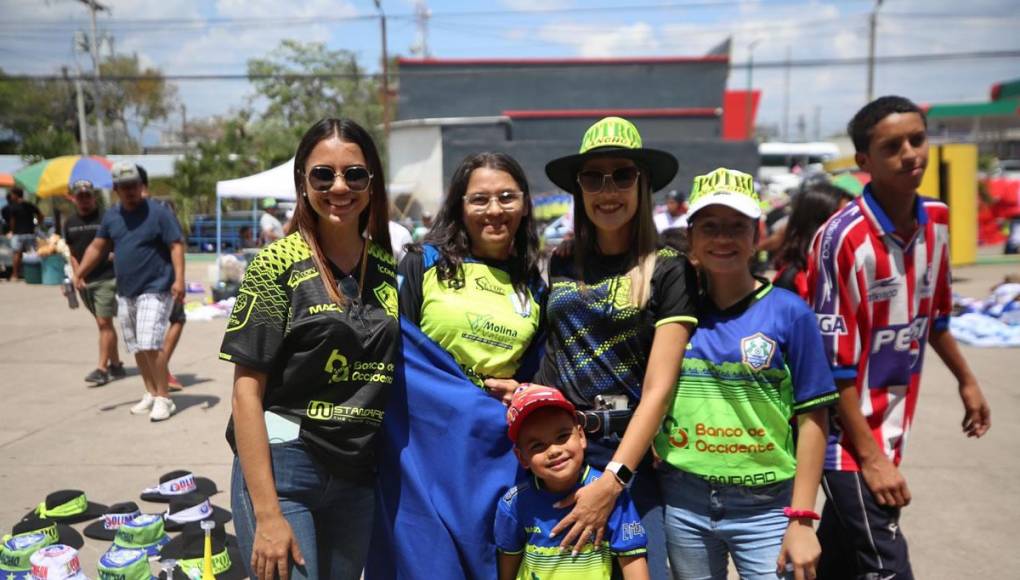 Este grupo de guapas aficionadas del Olancho FC posaron para el lente de Diario La Prensa afuera del estadio.