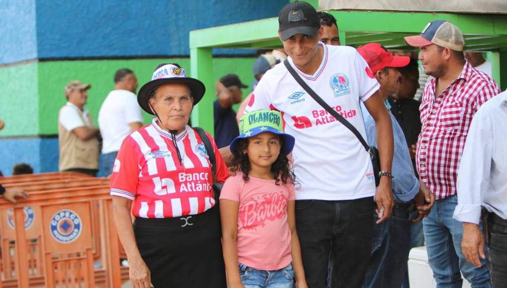 En familia se disfruta mejor el fútbol. Los olimpistas presentes en Juticalpa, Olancho.
