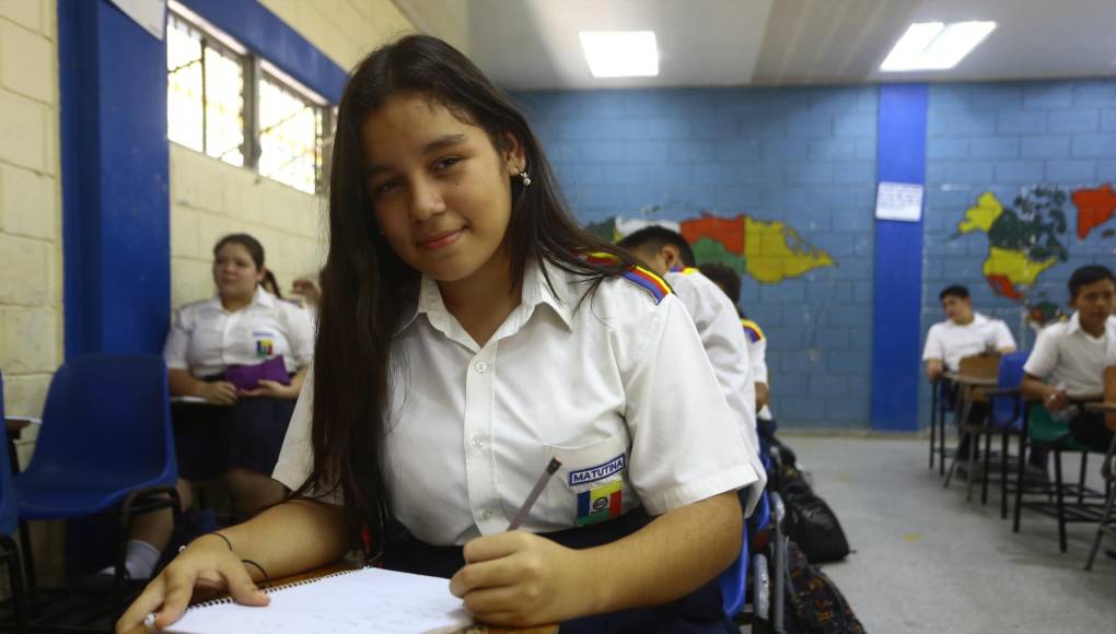 Valery Nicolle Perdomo Urbina, de 15 años de edad, estudiante del noveno grado cuenta con un índice académico del 100%.