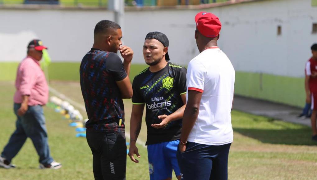 Mario Martínez charlando con José Mendoza y Brayan Beckeles antes del partido.
