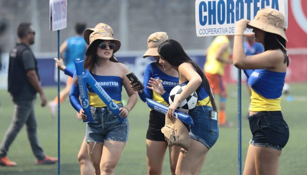 Bellas chicas y ambientazo en la vuelta del UPN-Vida: gran recibimiento al Rojo