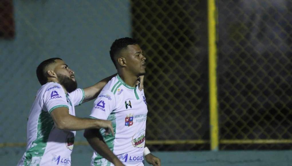 Durvin Sánchez celebrando su gol con el colombiano Carlos Stiven Agudelo, el otro héroe del partido.